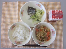 テーブルクロスに並べられたごはん・牛乳・生揚げの甘辛煮・にしんの塩焼き・やさい炒めの写真