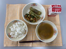 テーブルクロスに並べられたごはん・牛乳・けんちん汁・ちくわのいそべ揚げ・ごまあえの写真