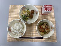 テーブルクロスに並べられたごはん・牛乳・じゃがいものふくめ煮・愛知のれんこん入りつくね・切り干しだいこんのサラダ・ごまドレッシングの写真