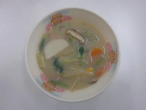 お椀の中にキャベツ、小松菜、にんじん等を使った豆乳春雨スープが盛られている写真