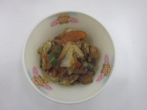 お椀の中にキャベツ、にんじん、さつまいも、大葉等を使ったホイコーローが盛られている写真