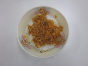 お椀の中ににんじん、大葉、ブロッコリー等を使ったケチャップごはんが盛られている写真