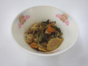 お椀の中ににんじん、きくらげ、大葉等を使い、みそとカレー粉等で味付けし煮た料理の写真。フォンチャンは中国語で豊川という意味。