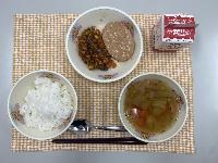 テーブルクロスに並べられたごはん・牛乳・やさいスープ・ボロニアソーセージ・おいしくってまよっちゃう豊川スペシャルミートソースの写真