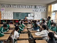 教育長と児童が懇談する写真