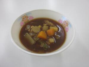お椀の中にごぼう、人参等を使った味噌汁が盛られている写真
