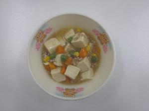 お椀の中に玉ねぎ、人参、とうふ、しょうが、にんにく等を使ったマーボーが盛られている写真