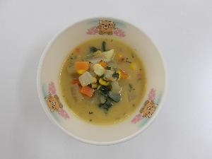 お椀の中ににんじん、だいこん、あおじそ、トマト、ブロッコリー、ほうれんそう等をつかったカレースープが盛られている写真。