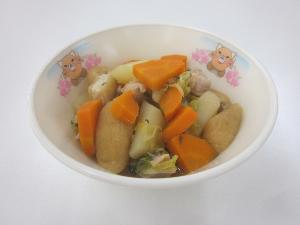 お椀の中ににんじん、はくさい、大葉等を入れ、すき焼き味にし煮た料理の写真。