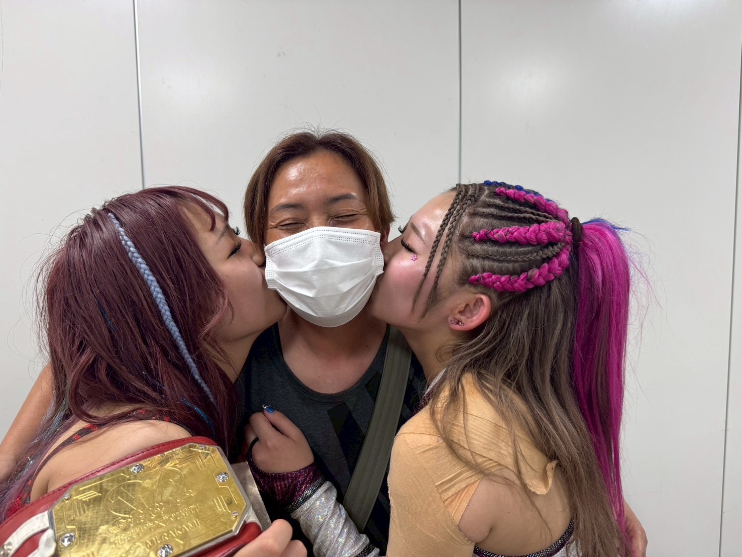 プロレスに導いてくれた母と（左あずさ、右ともか）