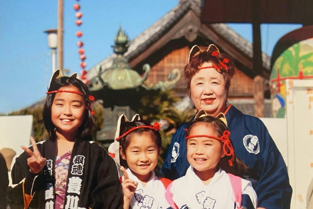 幼いころの3姉妹と祖母