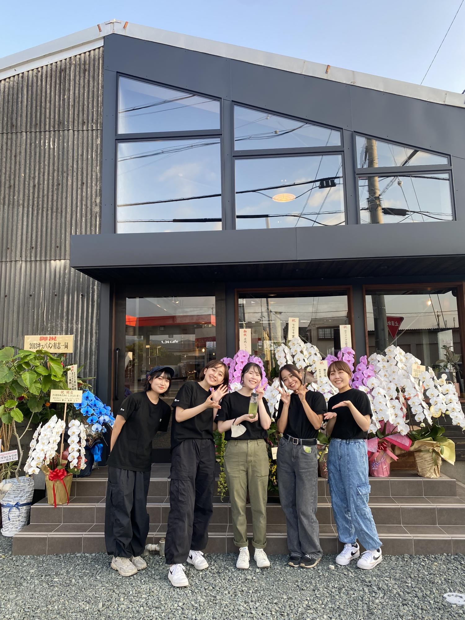 1_34cafeのオープン時の記念写真