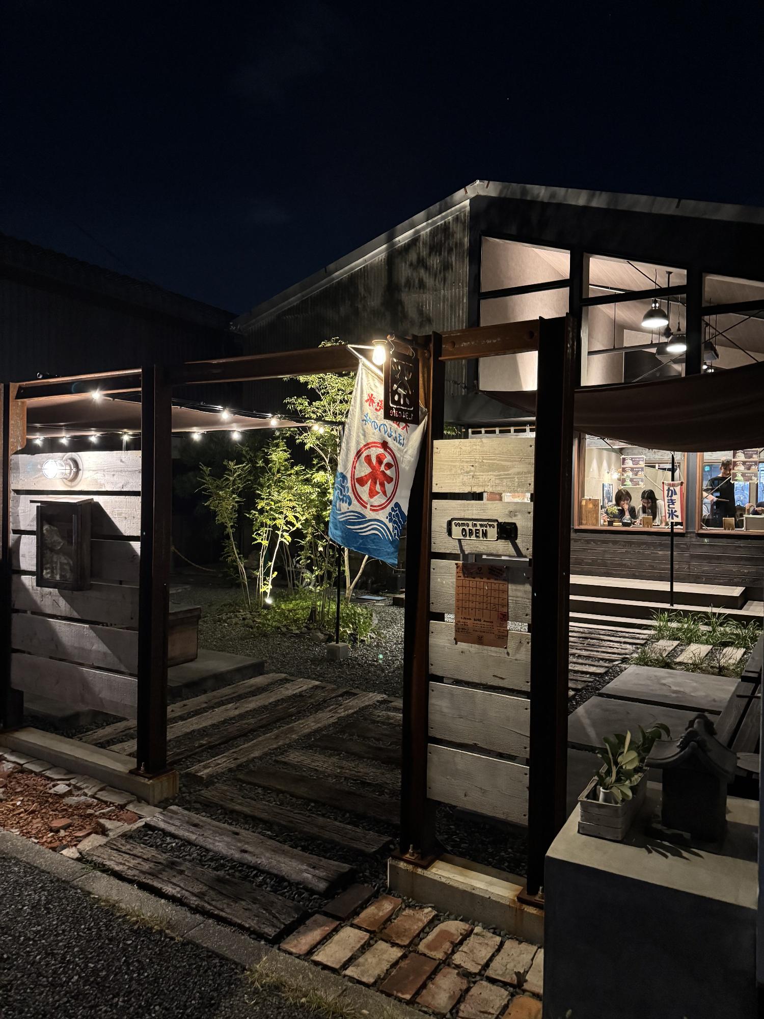 夜カフェ営業日の外観