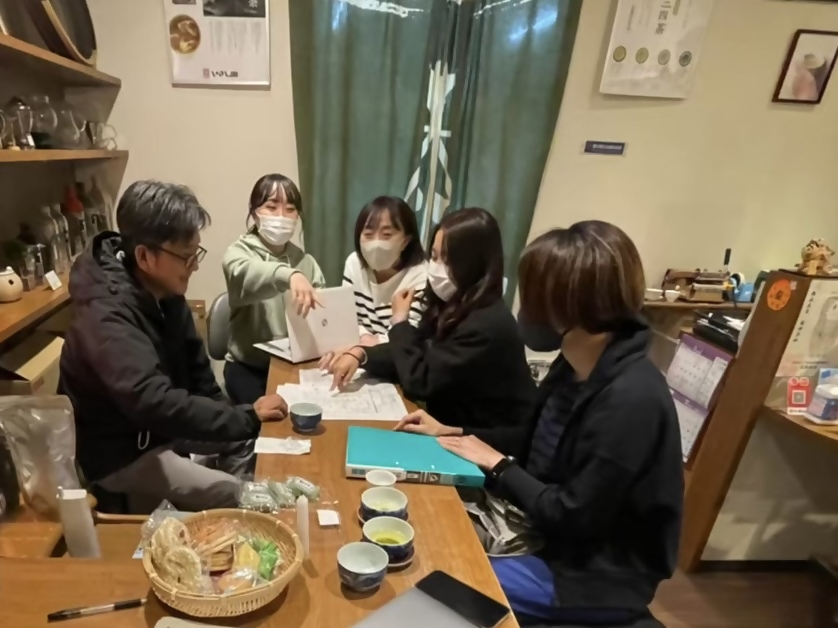 カフェオープンに向けたミーティング