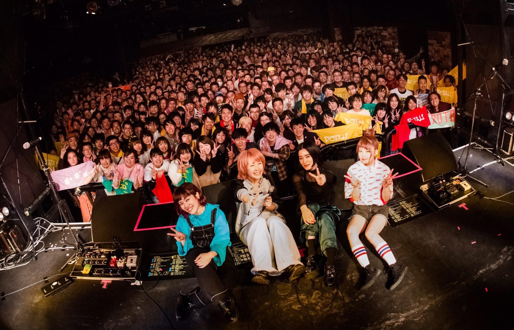 解散ライブに来てくれたお客さんと一緒に記念撮影