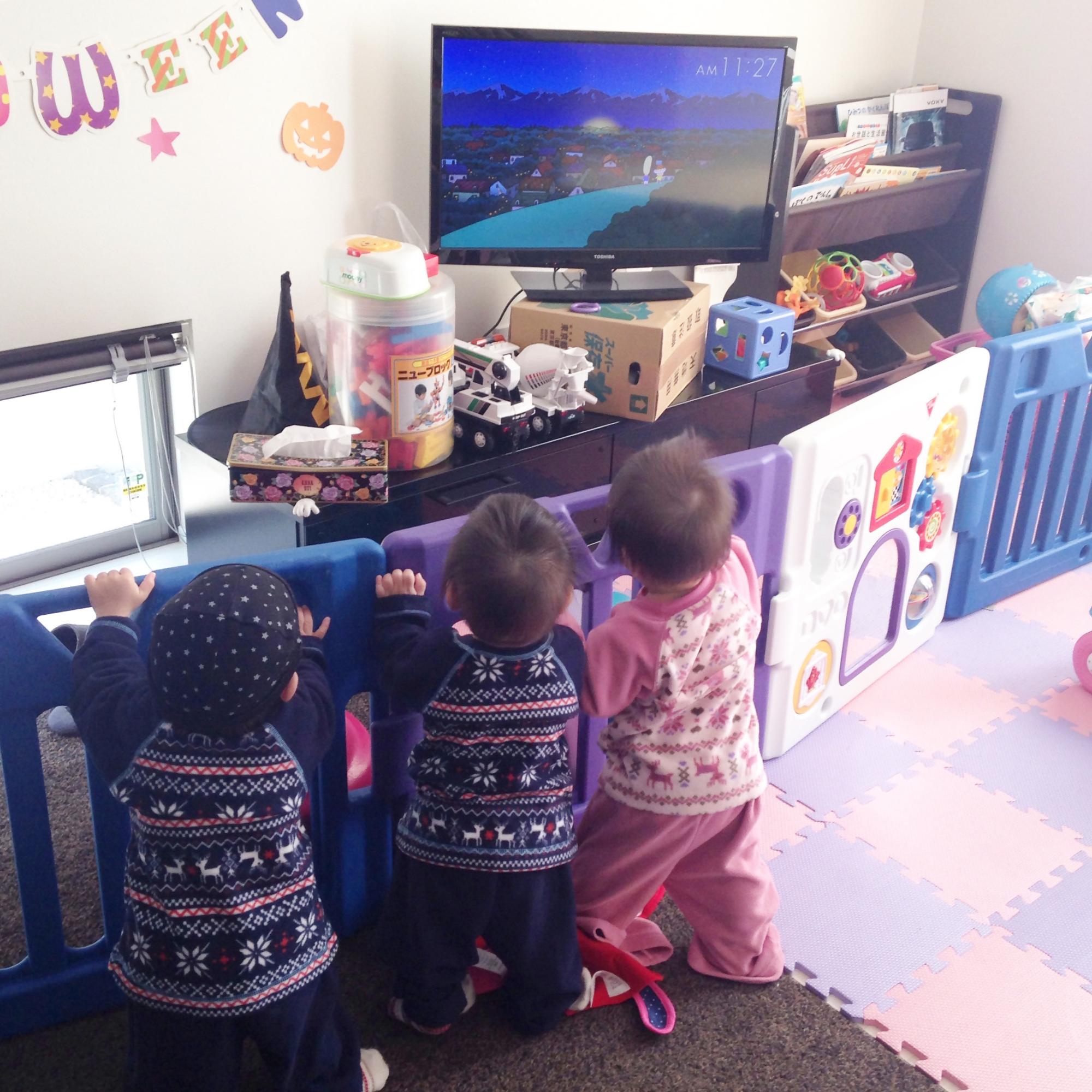 SNSで反響のあったビフォー写真(TVを見ている三つ子)