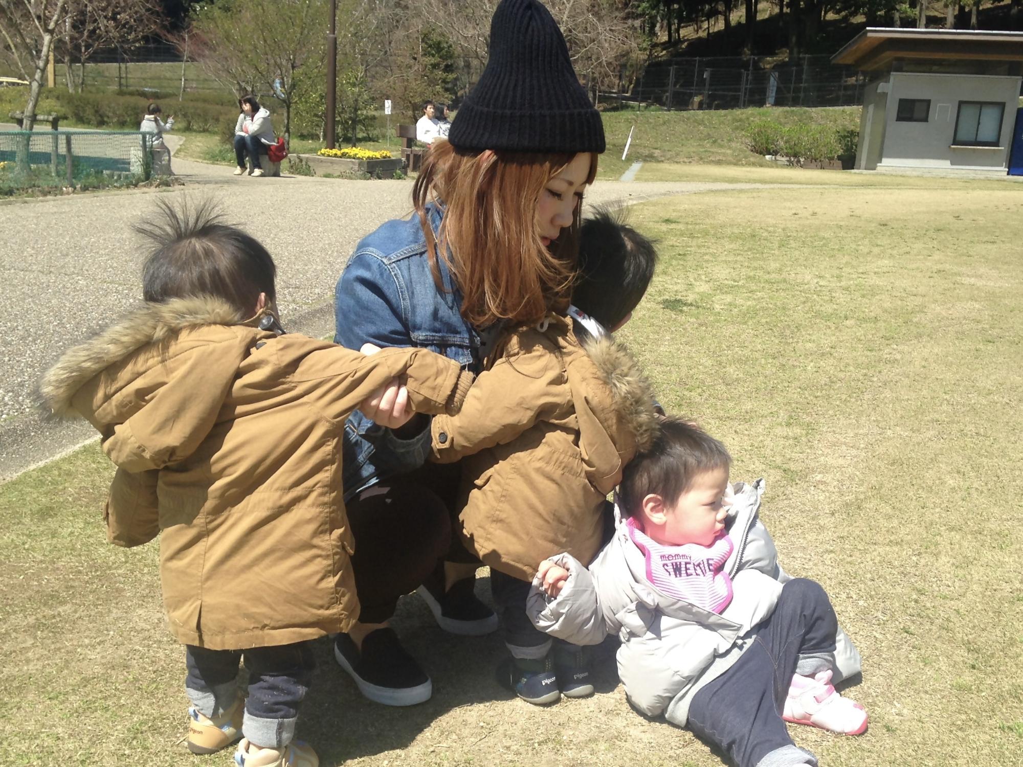 三つ子育児中の親子写真