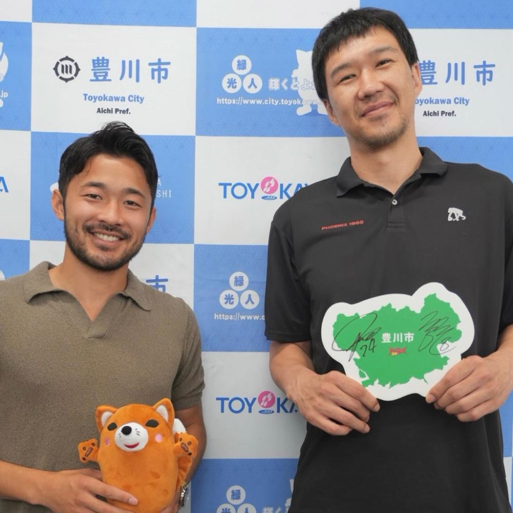プロサッカー選手の菅原由勢選手とプロバスケ選手の太田敦也選手