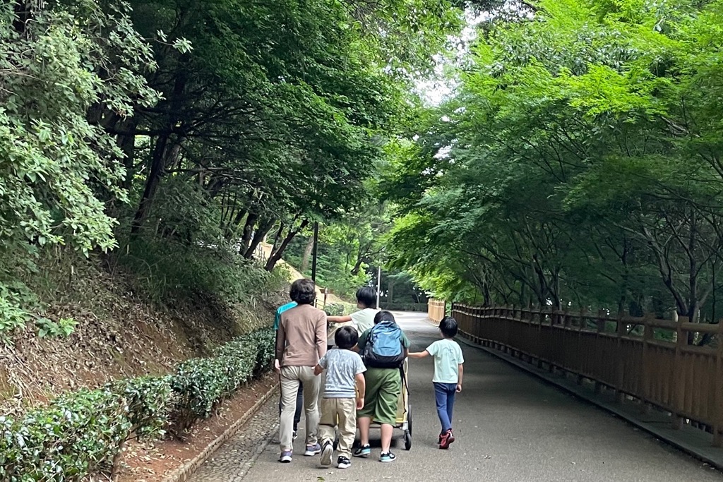子どもたちと一緒に家族が歩く様子