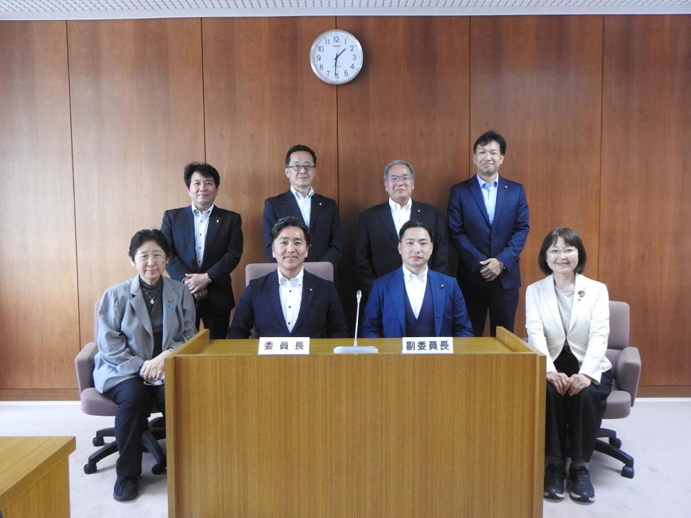 前後2列に並んだ福祉委員会の方々の写真