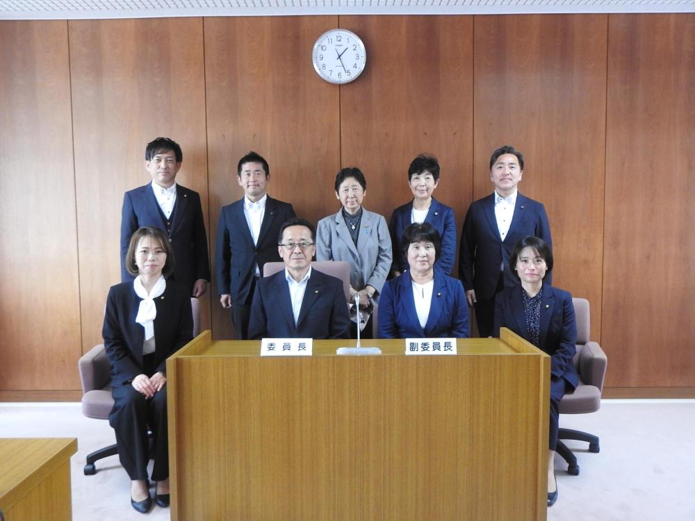 前後2列に並んだ議会運営委員会の方々の写真