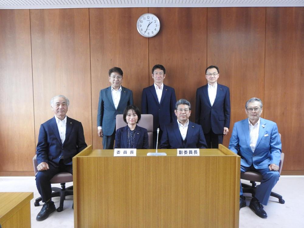 前後2列に並んだ産業建設委員会の方々の写真