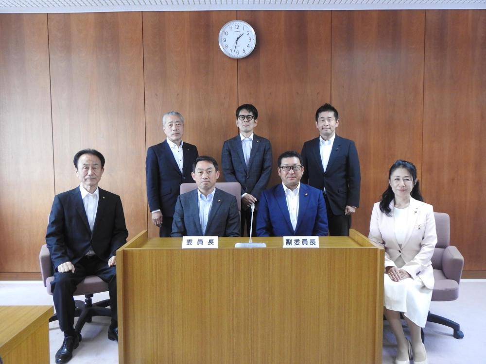 前後2列に並んだ市民文教委員会の方々の写真