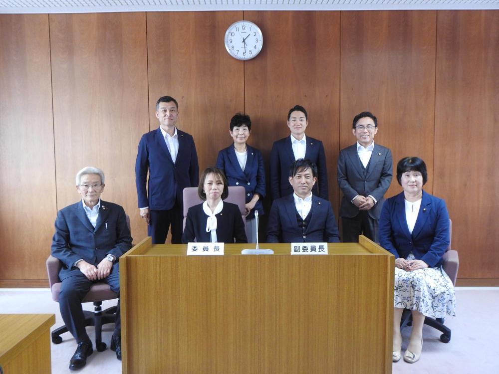 前後2列に並んだ総務委員会の方々の写真