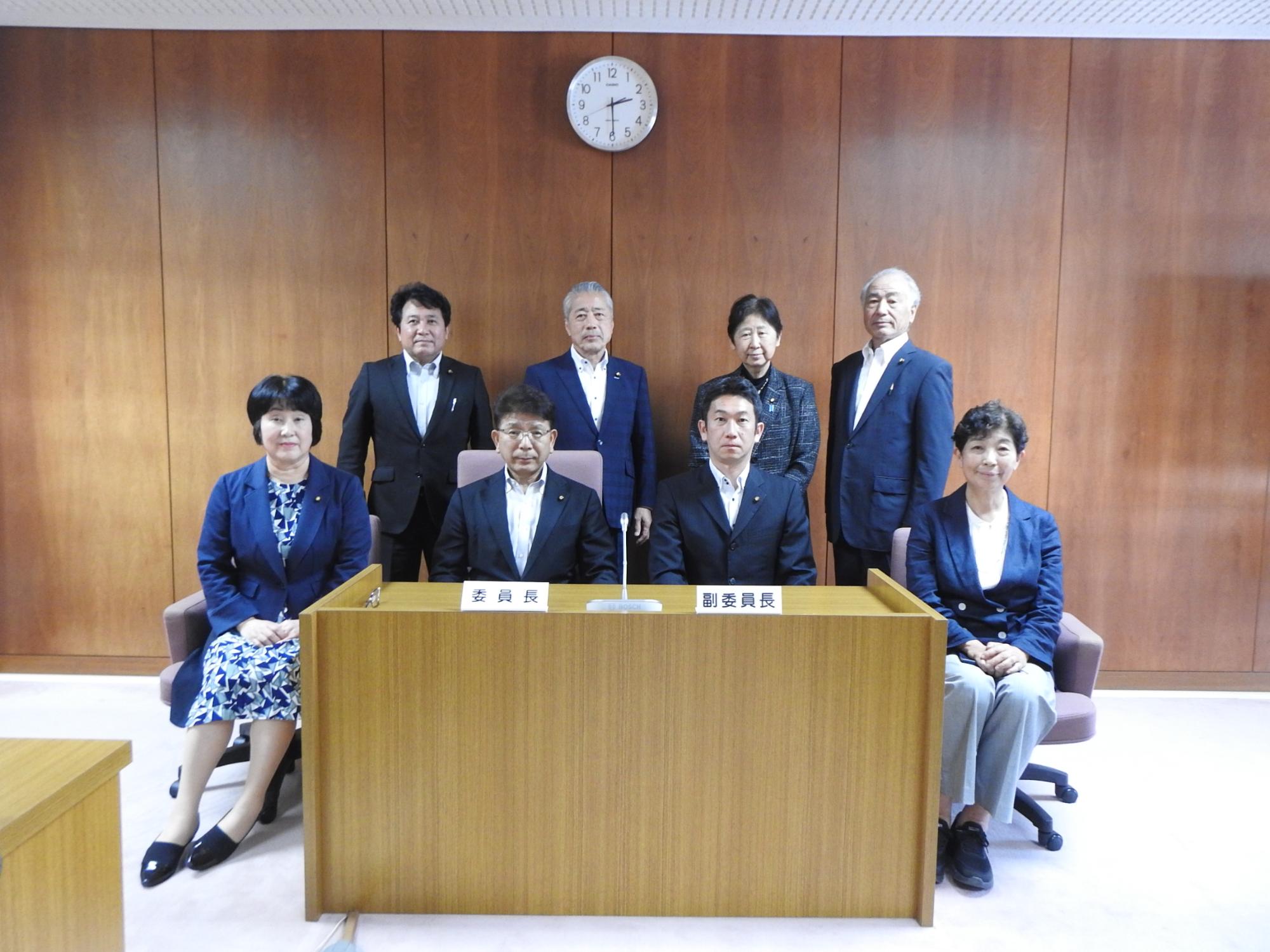 前後2列に並んだ福祉委員会の方々の写真