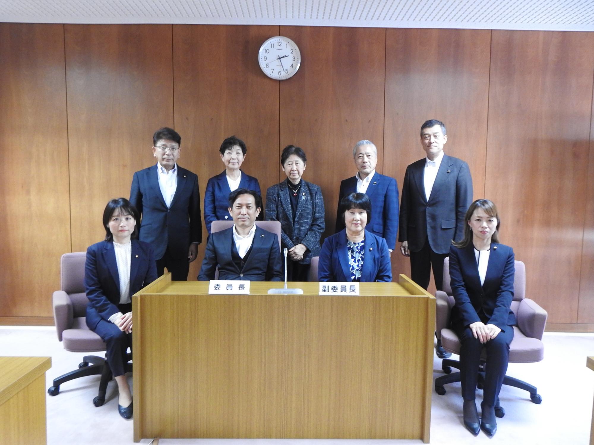 前後2列に並んだ議会運営委員会の方々の写真