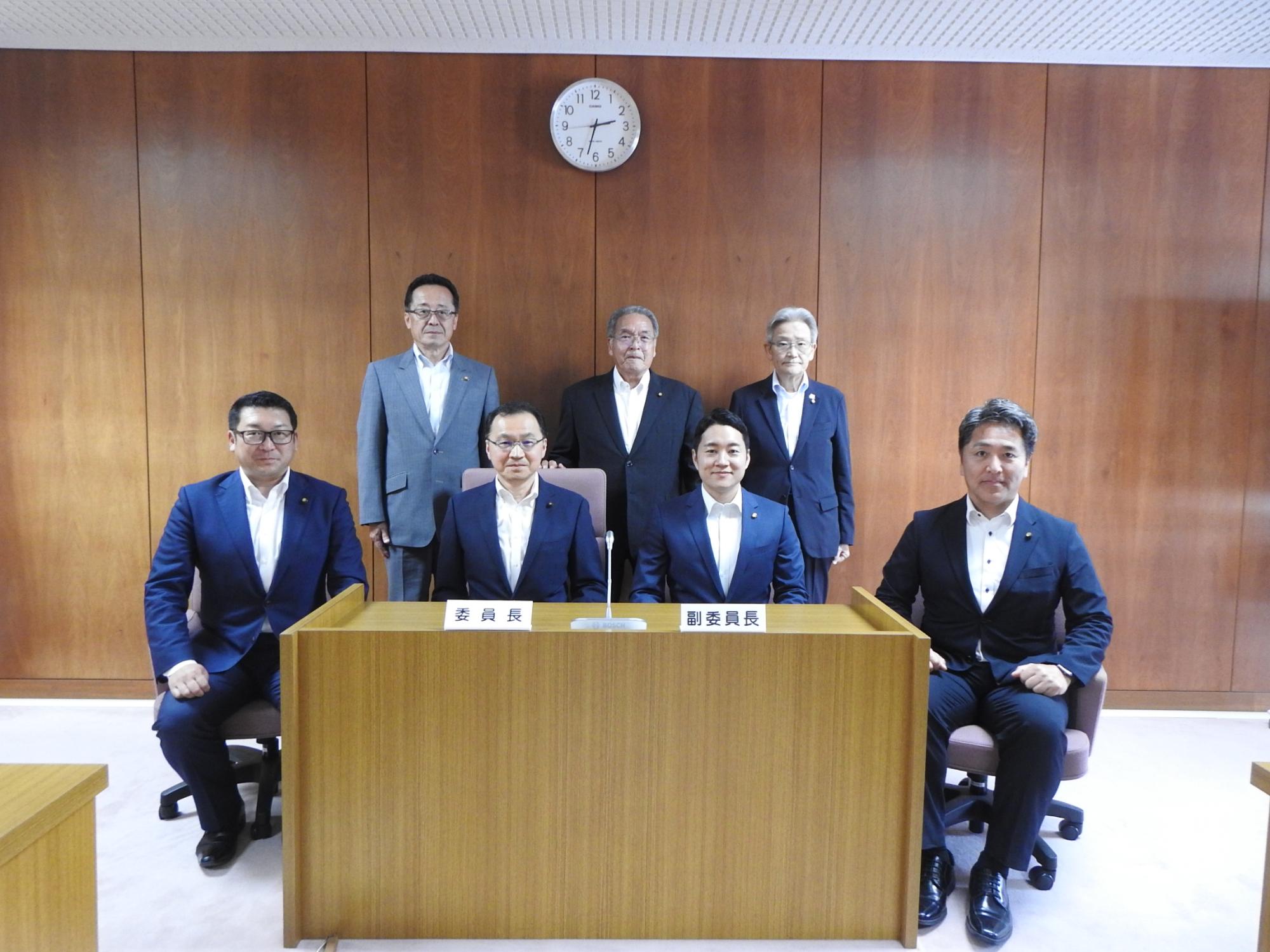 前後2列に並んだ産業建設委員会の方々の写真