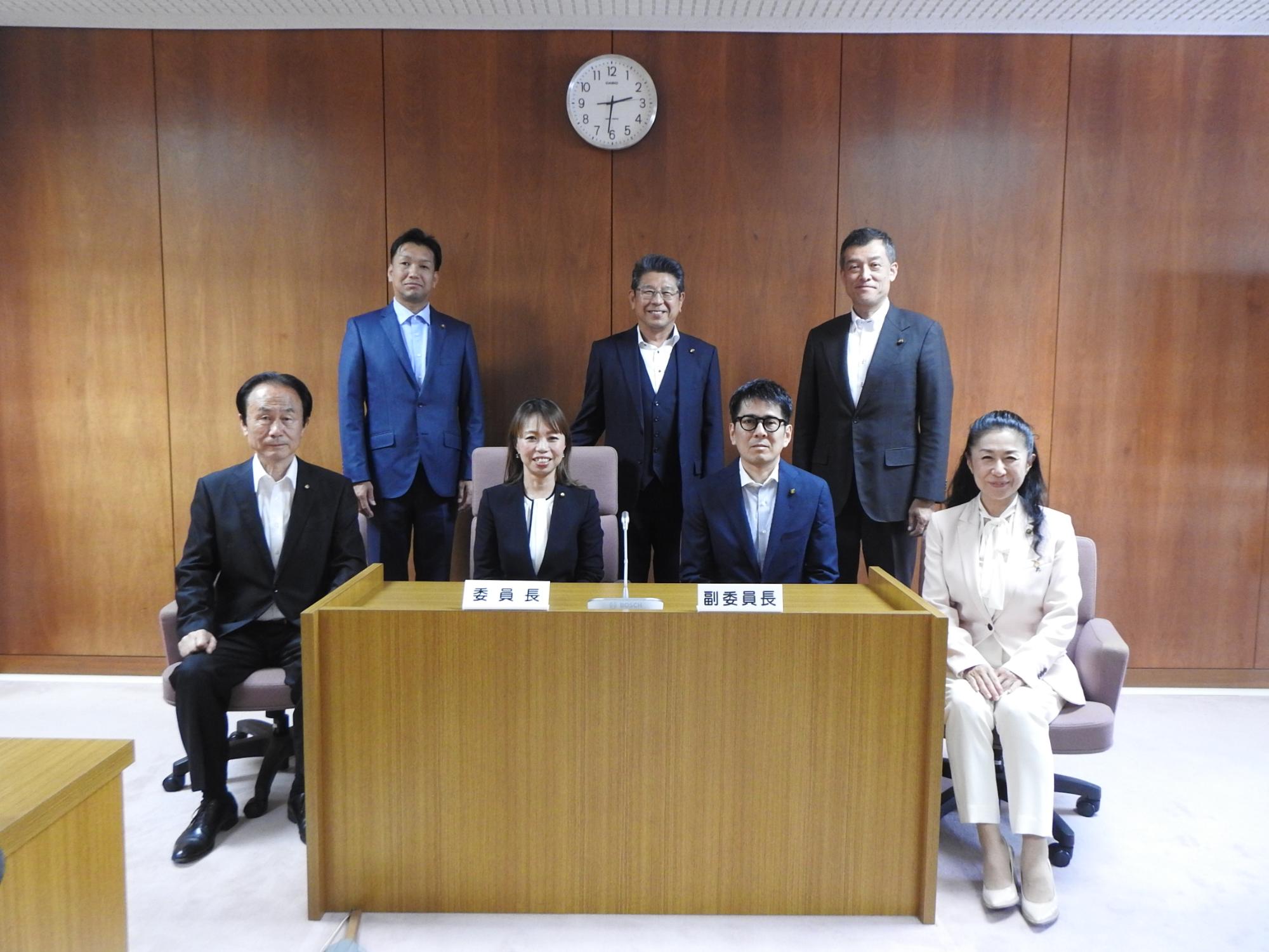 前後2列に並んだ市民文教委員会の方々の写真