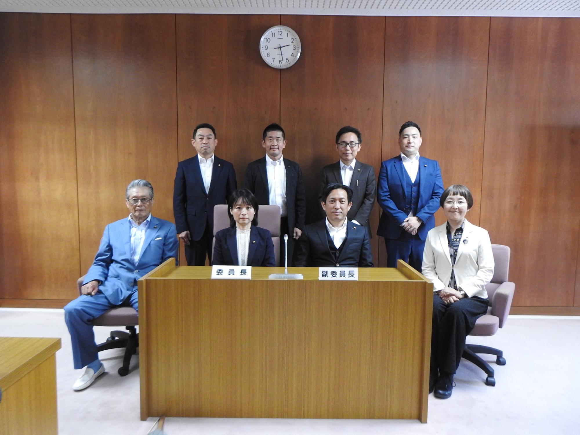 前後2列に並んだ総務委員会の方々の写真