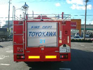 シャッターにFIRE DEPT TOYOKAWAと書かれた大型水槽車を後部から撮影した写真