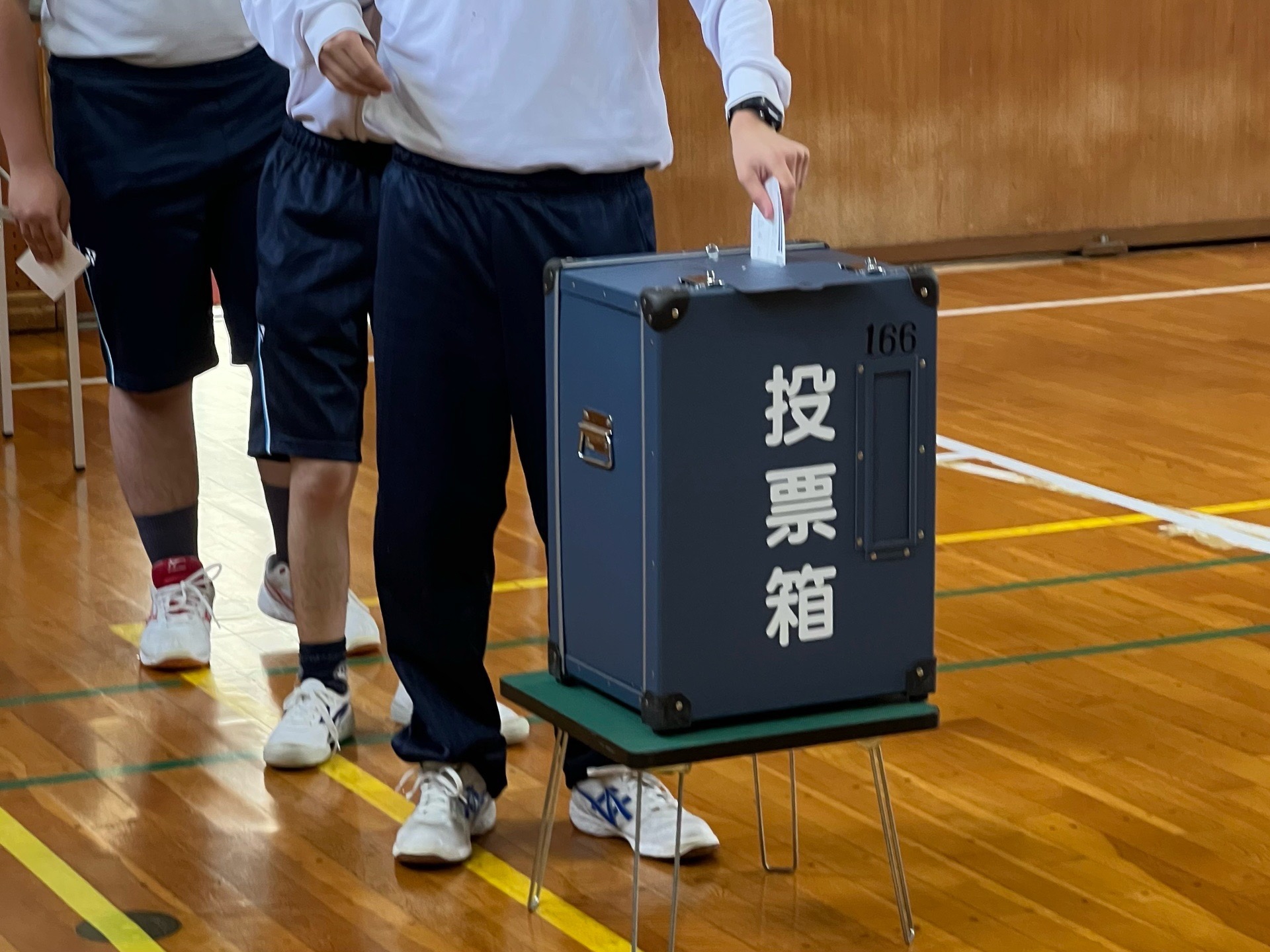 模擬投票を行う特別支援学校の生徒の写真です。
