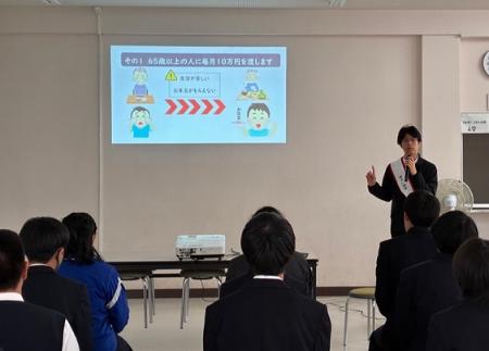 本宮校舎2年生の生徒に対して、模擬投票の候補者が演説をする様子です。