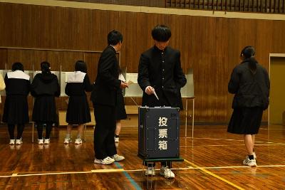 本物の選挙資材を用いて発表チームへの投票を行う生徒の様子です。