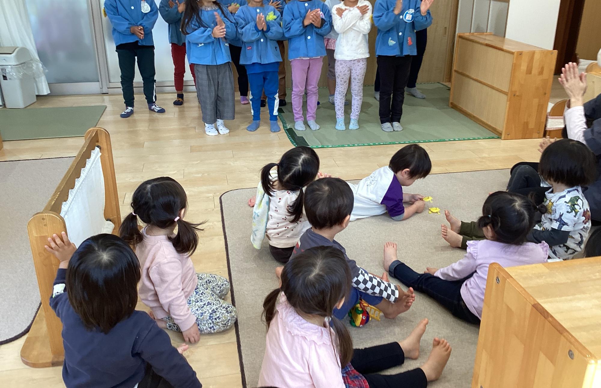 小さいお友だちも、大きい子のマネをして手あそびを楽しみました。