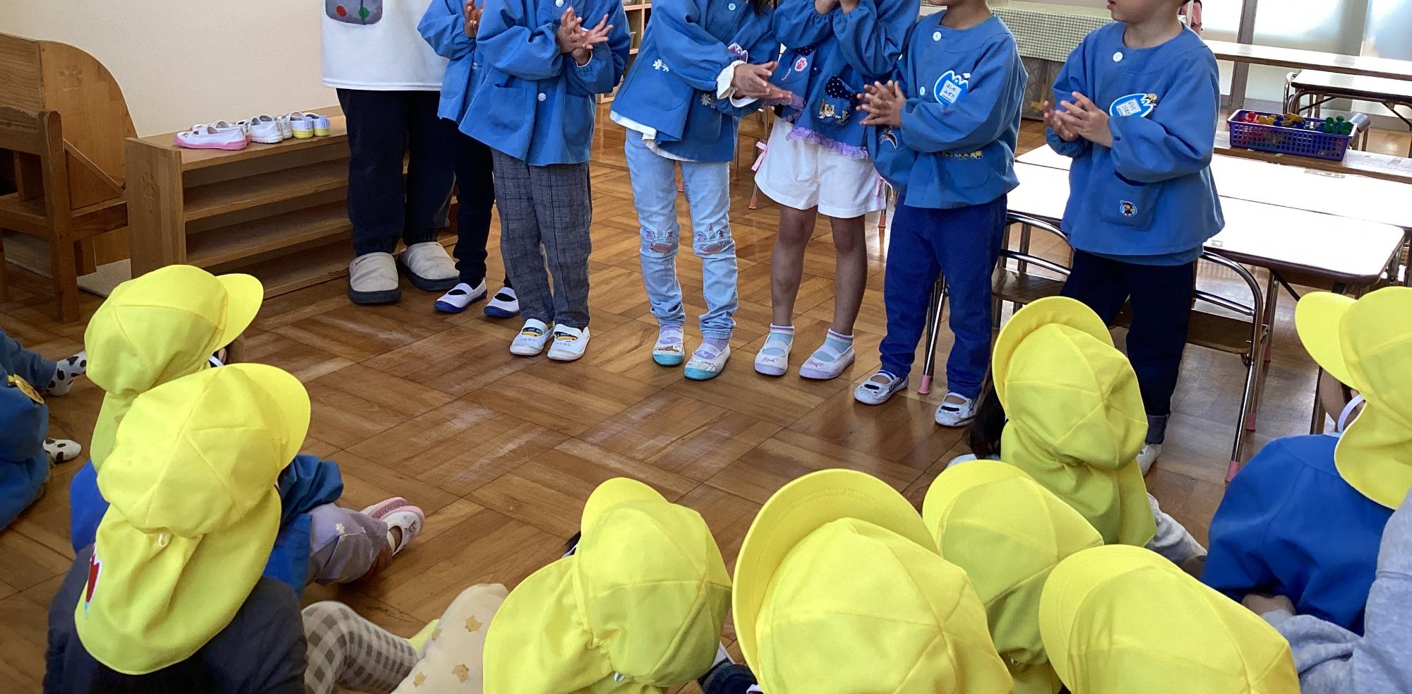 小さいお友だちも、大きい子のマネをして手あそびを楽しんでいました。