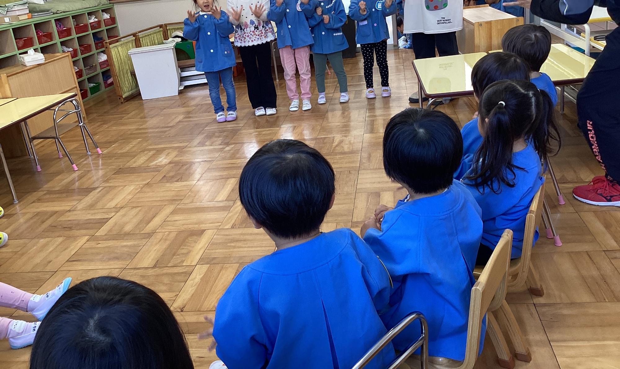 小さいお友だちも、大きい子のマネをして手あそびを楽しんでいました。