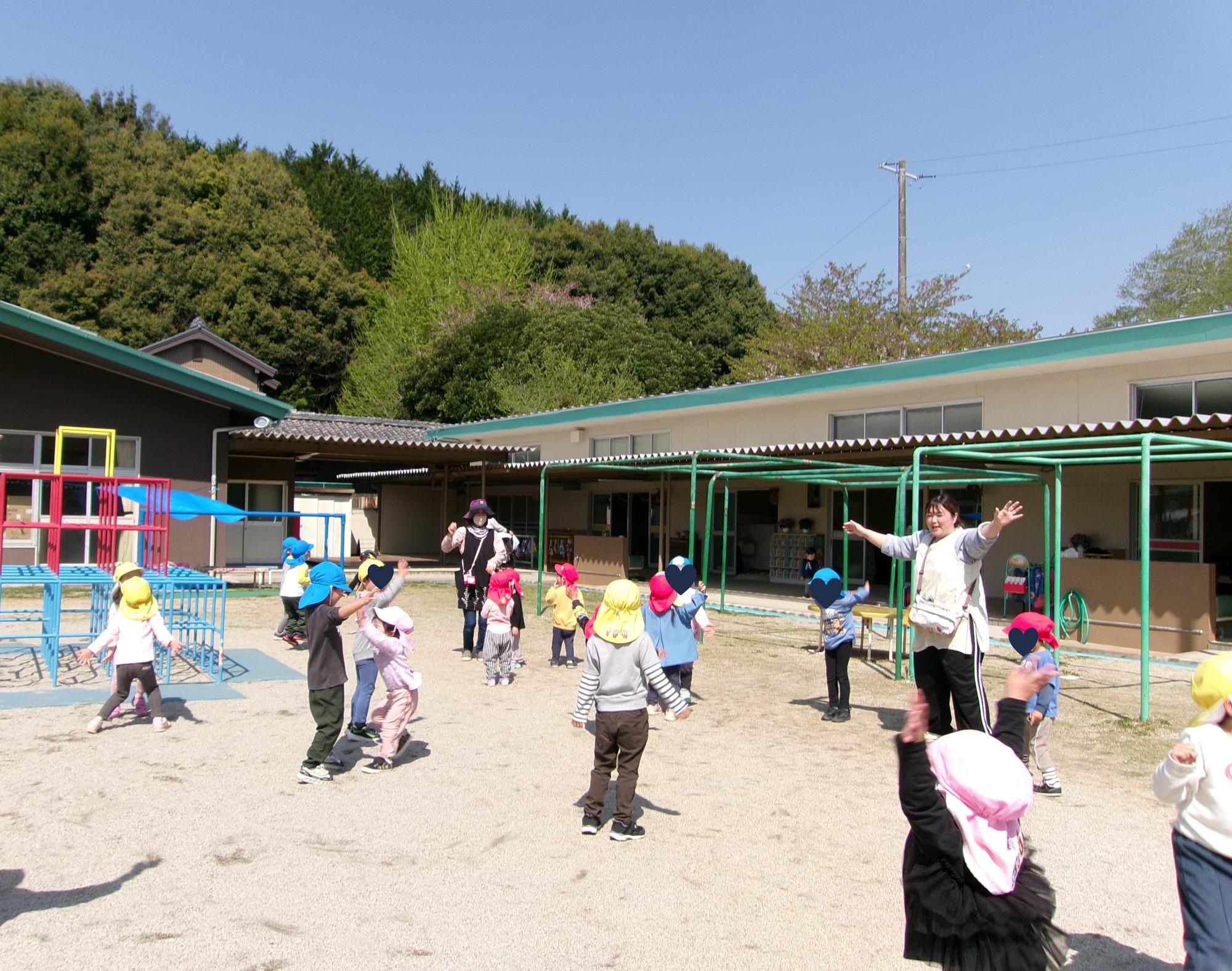 みんなで体操をしている写真