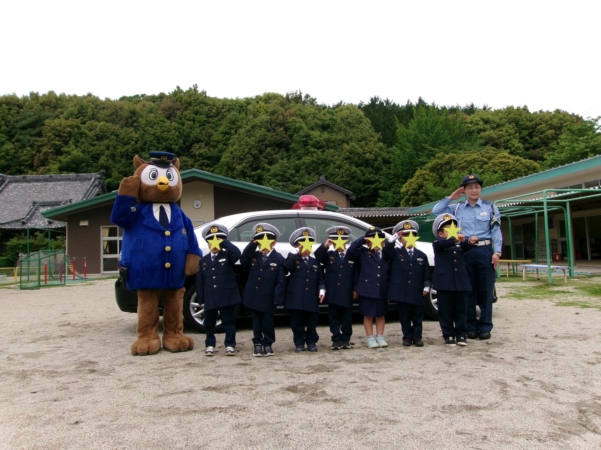 敬礼をしている写真