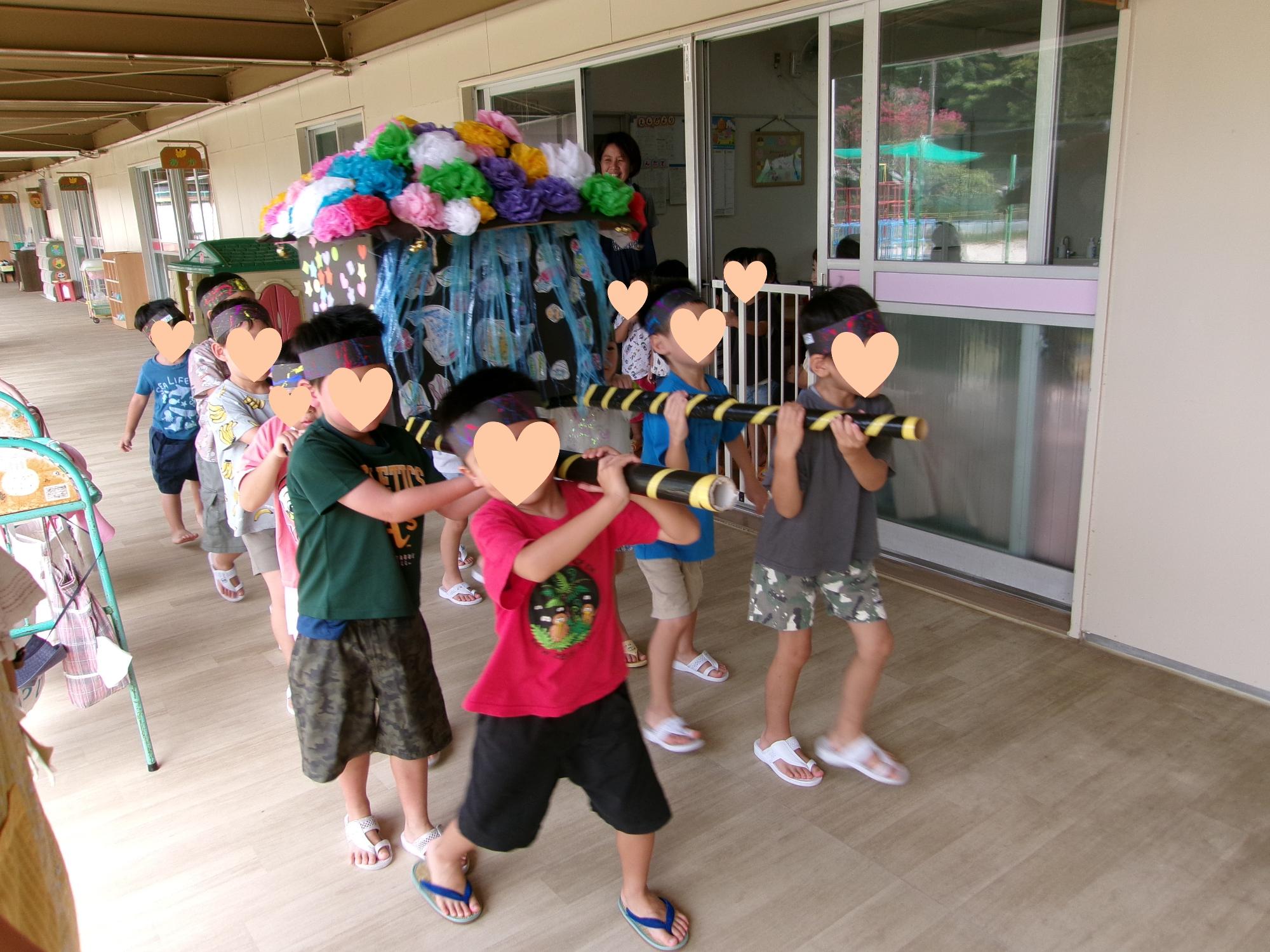 おみこしを担いでいる写真