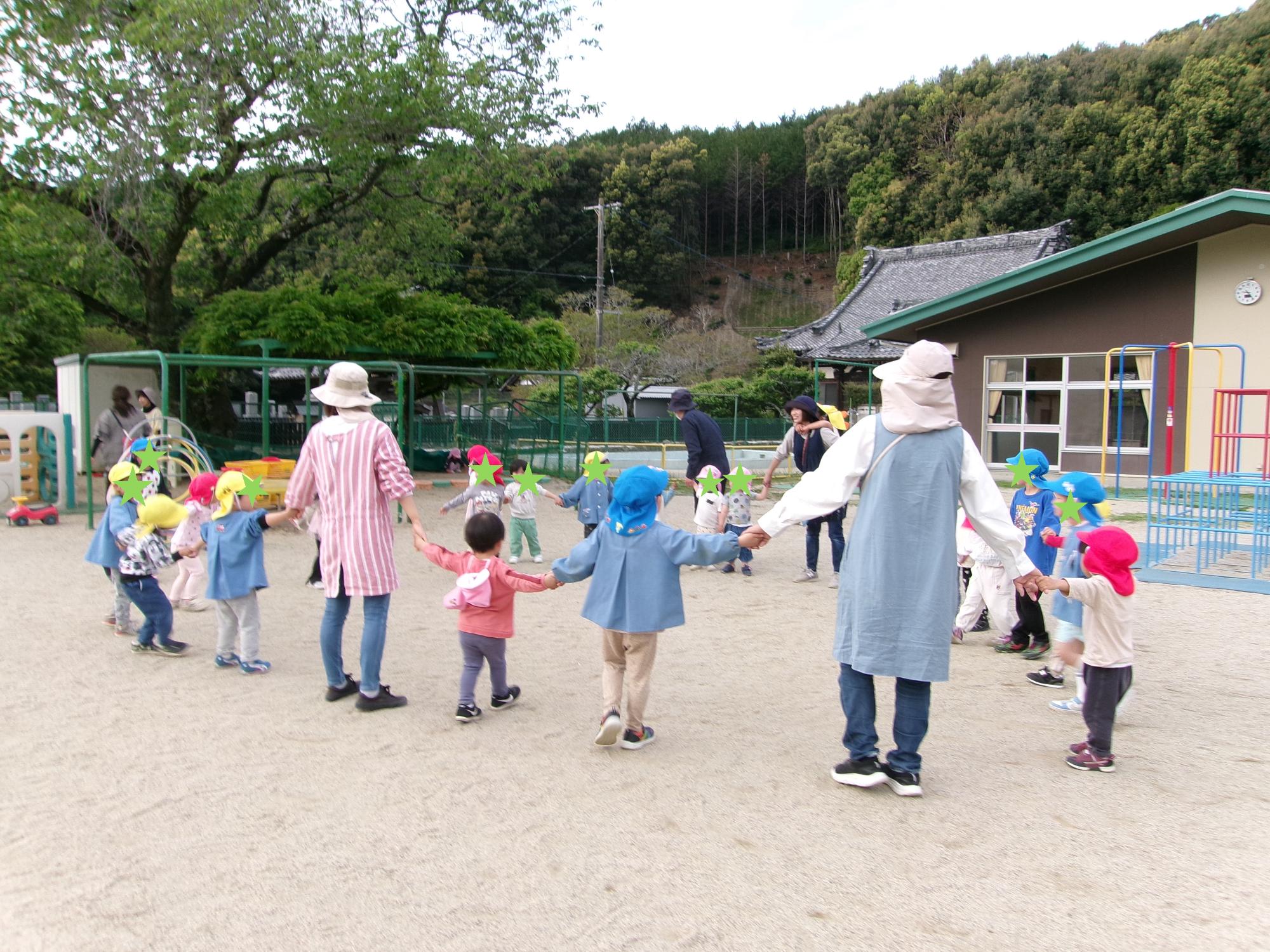 みんなで体操をしている写真