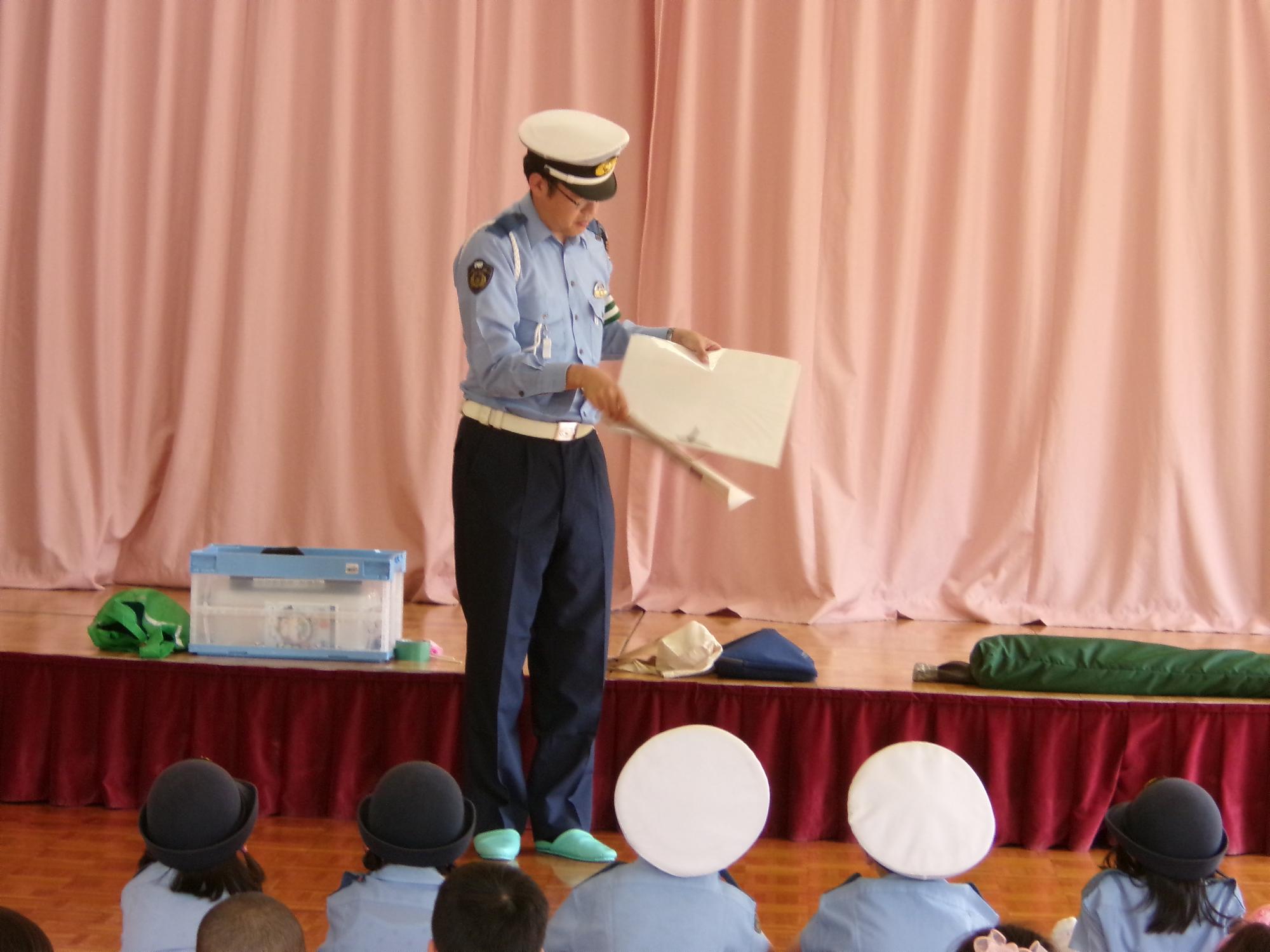 警察の方のお話を聞いています。