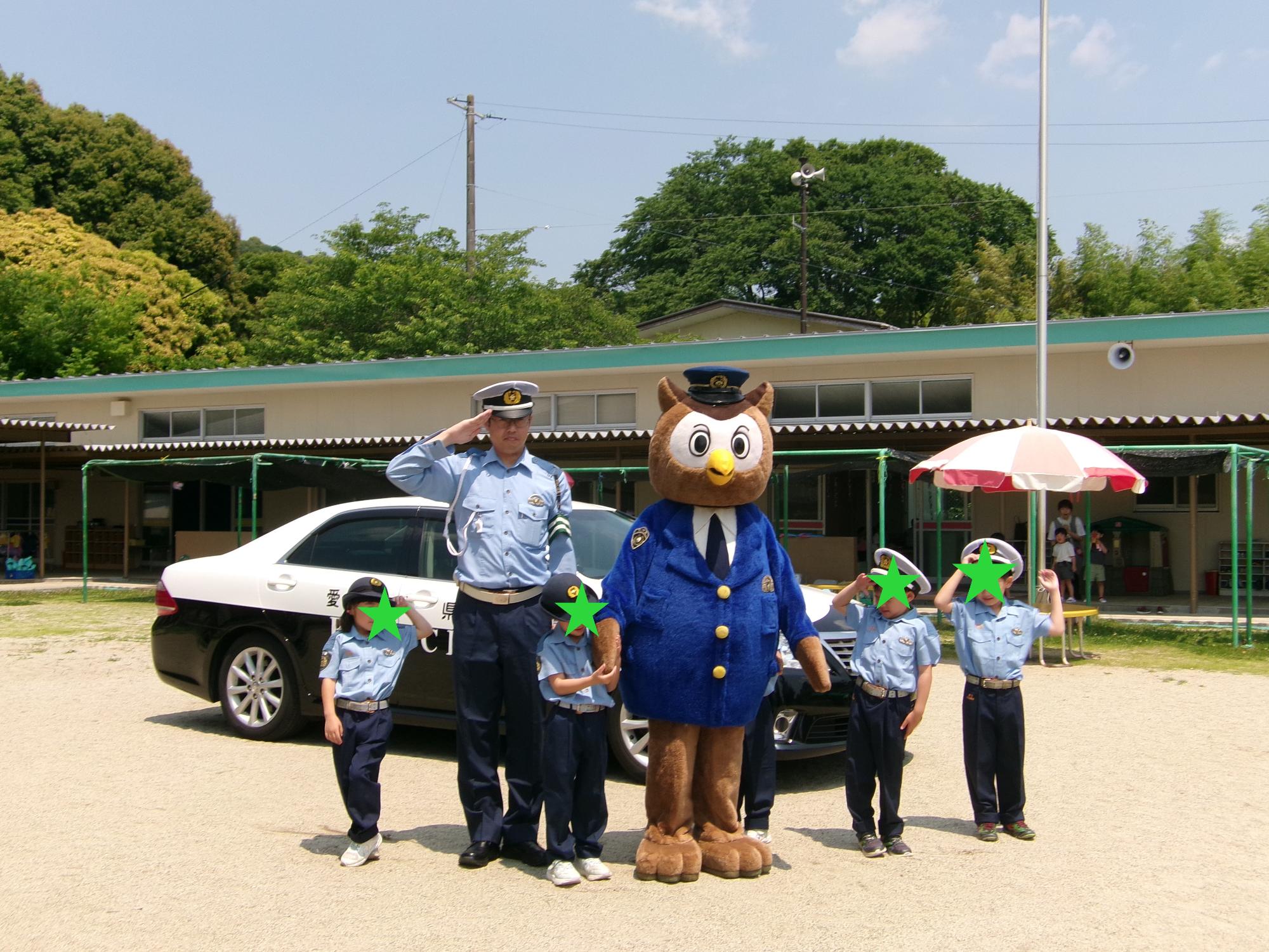 敬礼している写真です。