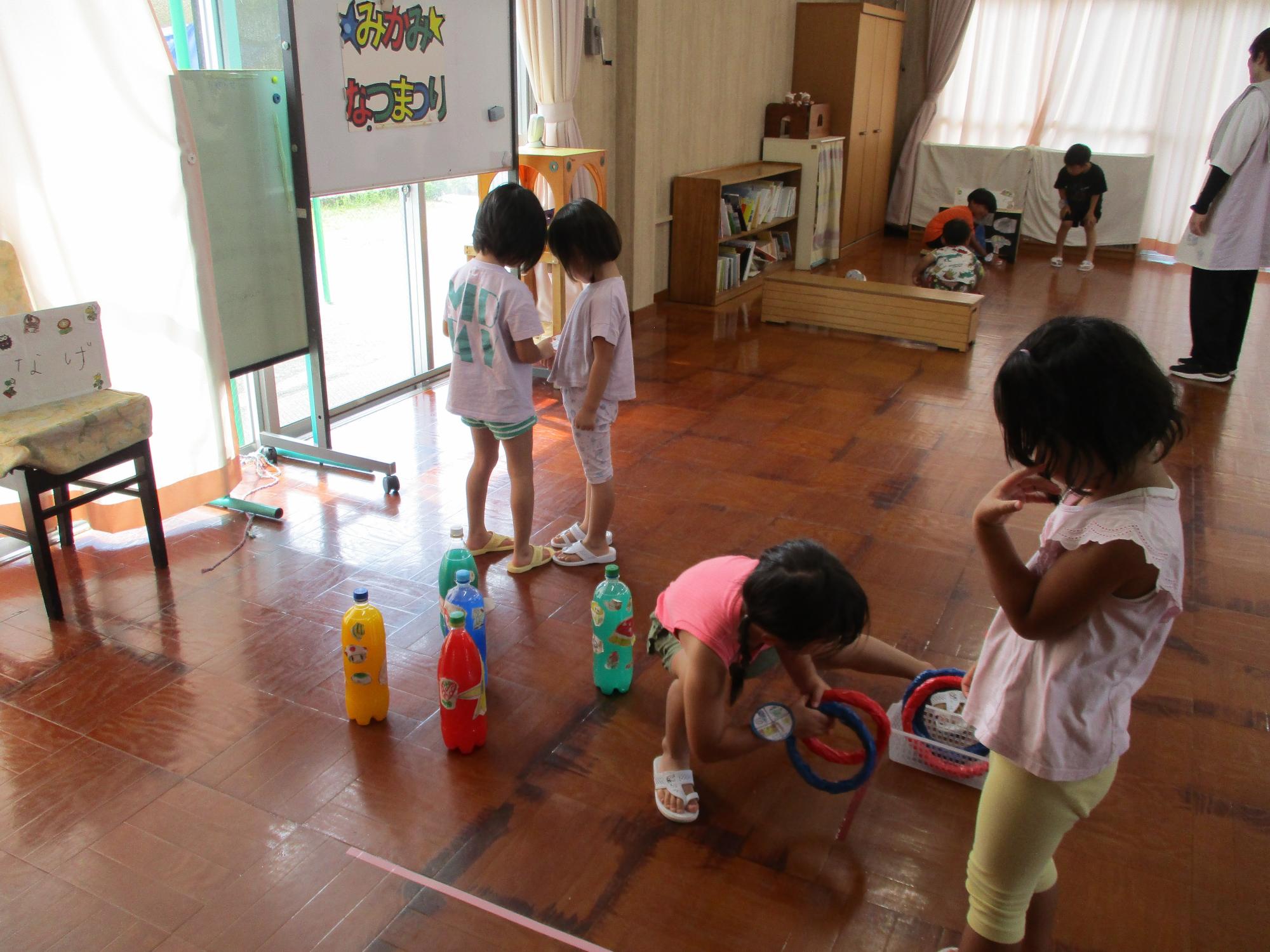 年長さんが係の仕事をして、小さい子に優しくかかわってくれています。