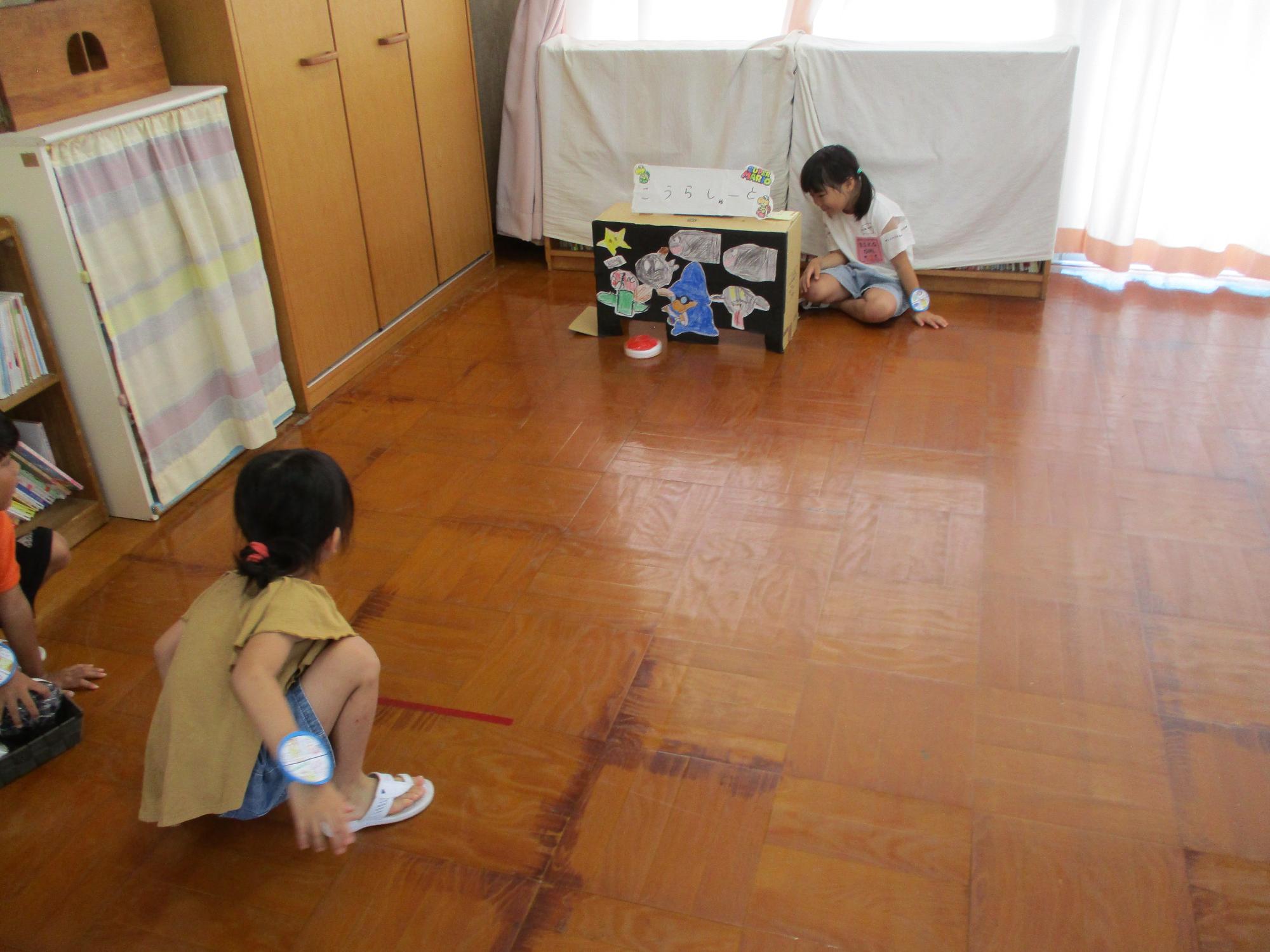 夏祭りのゲームを楽しんでいます