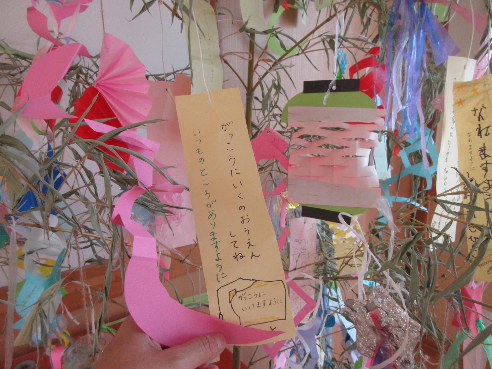 色とりどりの飾りと短冊