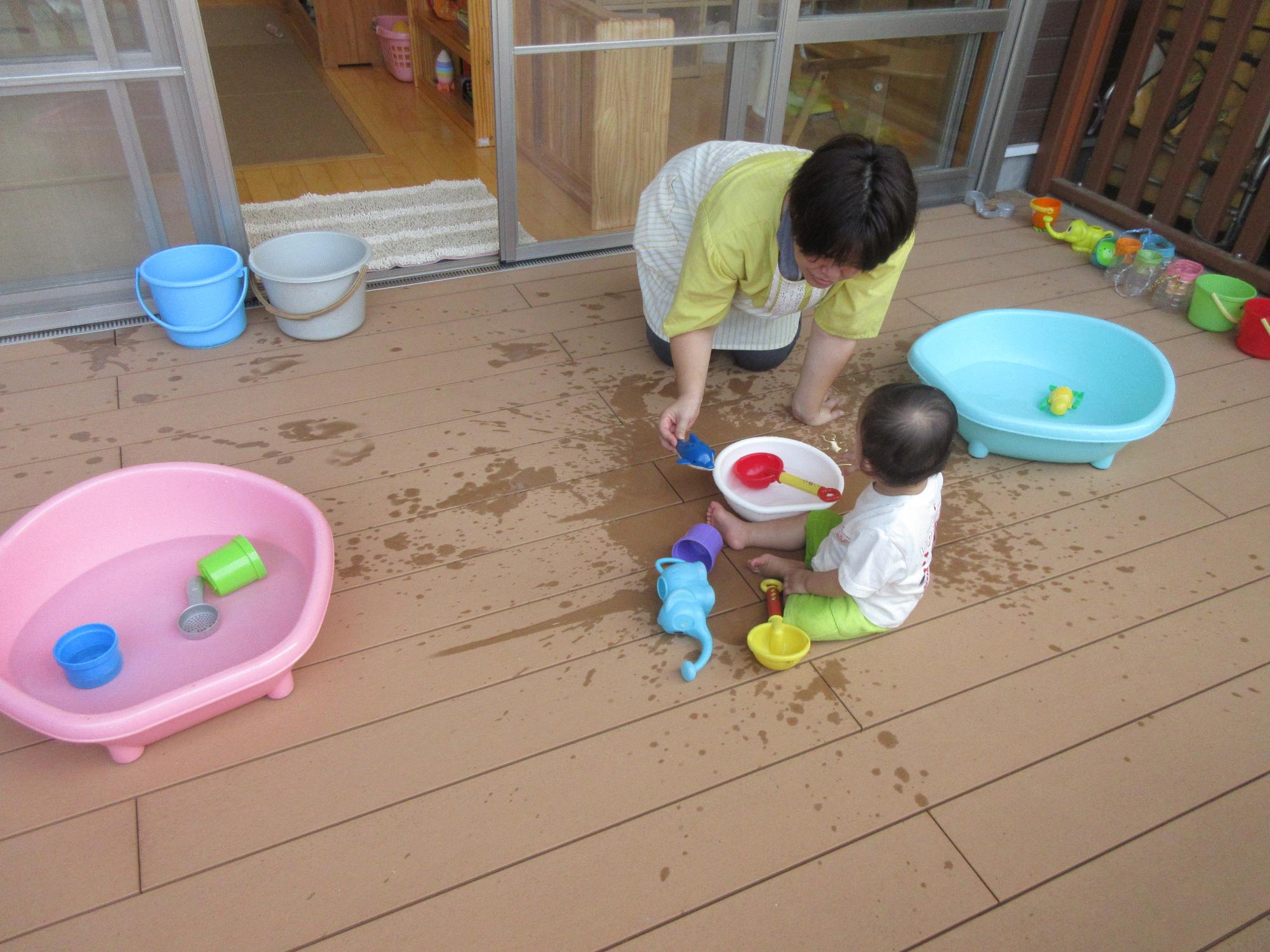 ヨーヨー釣りをして遊んでいる園児たちの写真
